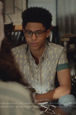 Alex's gray banana print shirt on Marvel's Runaways