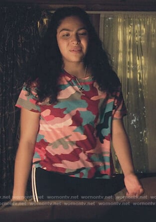 Molly's camo print t-shirt and black pants on Marvel's Runaways