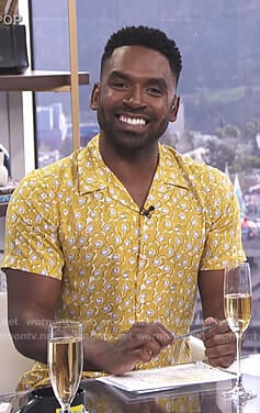 Justin's yellow floral shirt on E! News Daily Pop