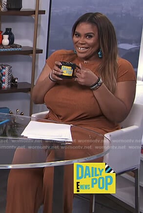 Nina's orange knotted t-shirt and pants on E! News Daily Pop