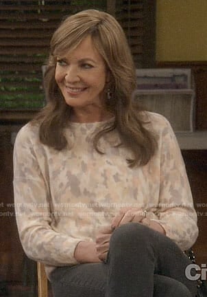 Bonnie's beige printed sweater on Mom
