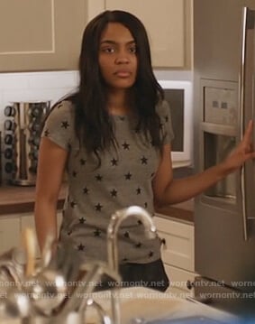 Jennifer's gray star print t-shirt on Black Lightning