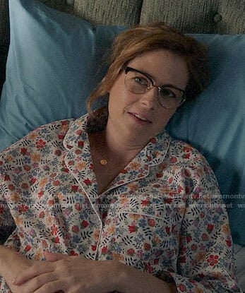 Lena's floral pajamas on Splitting Up Together