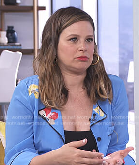 Katie Lowes's blue floral long jacket on E! News Daily Pop
