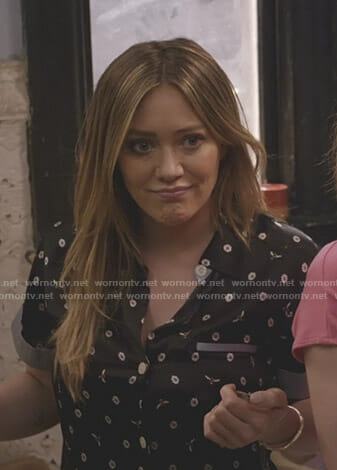 Kelsey's black floral and bee print pajamas on Younger