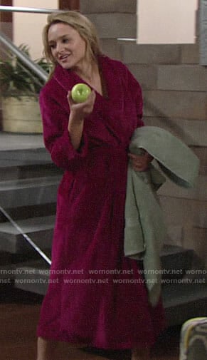 Summer's pink bath robe on The Young and the Restless
