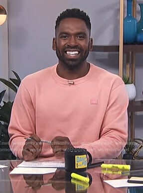 Justin's pink sweatshirt on E! News Daily Pop