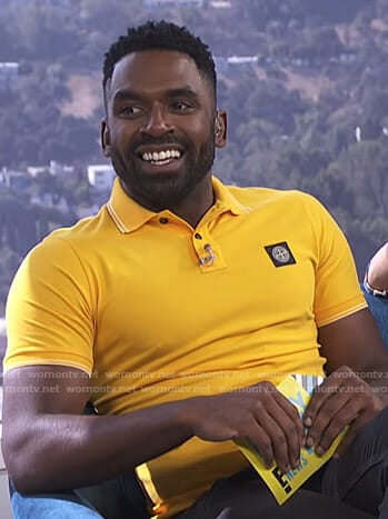 Justin's yellow polo shirt on E! News Daily Pop