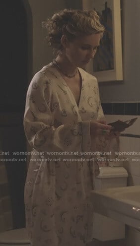 Scarlett's brooch print robe on Nashville