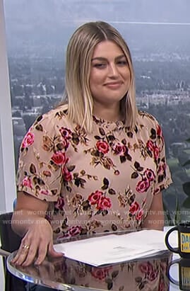 Carissa's beige floral t-shirt on E! News Daily Pop