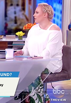 Meghan's white leaf print pants on The View