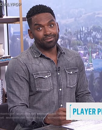Justin's gray washed denim shirt on E! News Daily Pop