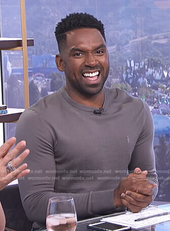 Justin's grey sweater on E! News Daily Pop