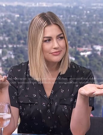 Carissa's black floral short sleeve shirt on E! News Daily Pop