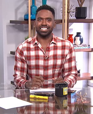 Justin's red and white plaid shirt on E! News Daily Pop