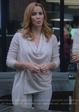 Leslie's beige asymmetric sweater on Marvel's Runaways