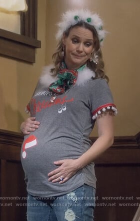 Kimmy's gray maternity Christmas tee on Fuller House