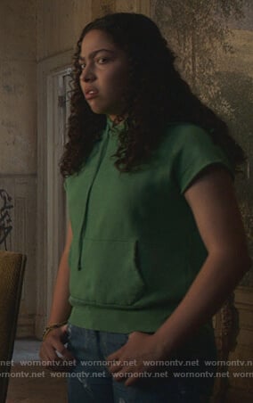 Molly's green short sleeve sweatshirt on Marvel's Runaways