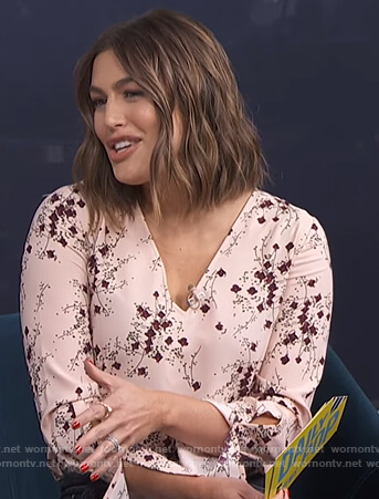 Carissa's pink floral v-neck top on E! News Daily Pop