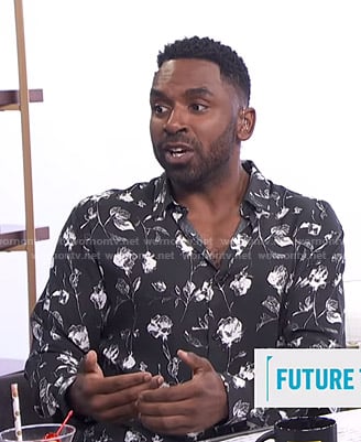 Justin's black rose print shirt on E! News Daily Pop