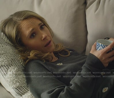 Veronica's grey daisy print sweatshirt on Dirty John