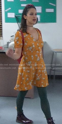 Amy's 90s outfit on Brooklyn Nine-Nine