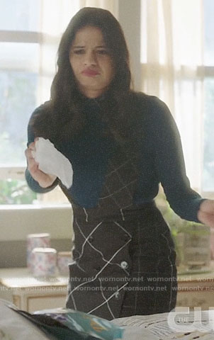 Mel's teal collared sweater and plaid pinafore skirt on Charmed