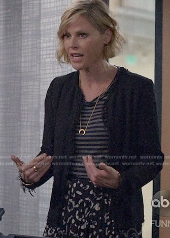 Claire's black tweed jacket and leopard print skirt on Modern Family