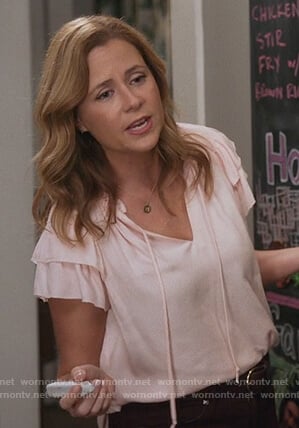 Lena's pink ruffle sleeve top on Splitting Up Together