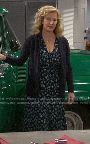 Vanessa's green flower print dress on Last Man Standing