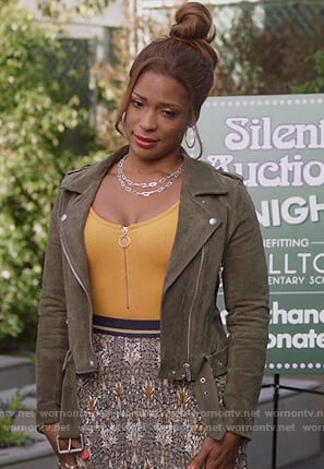Poppy's green moto jacket and yellow bodysuit on Single Parents