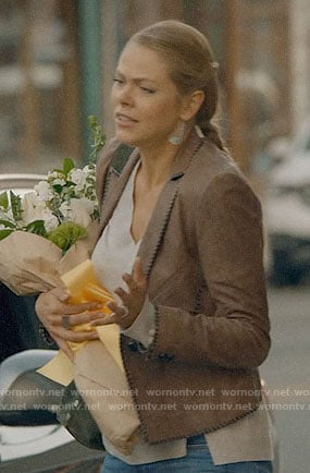 Isobel's brown leather blazer on Roswell New Mexico