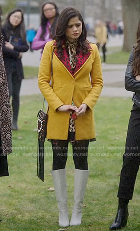 Mel (Maggie)'s yellow coat with red leopard collar on Charmed