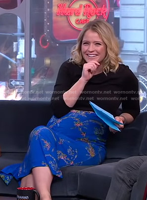 Sara's blue floral ruched skirt on GMA Strahan And Sara