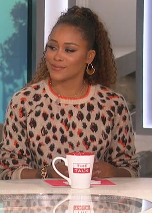 Eve's leopard sweater on The Talk
