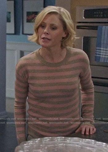 Claire's beige and pink striped sweater on Modern Family