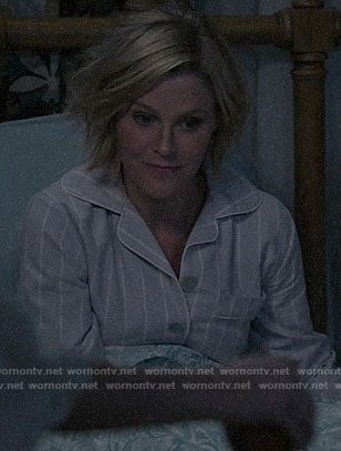 Claire's lilac striped pajamas on Modern Family