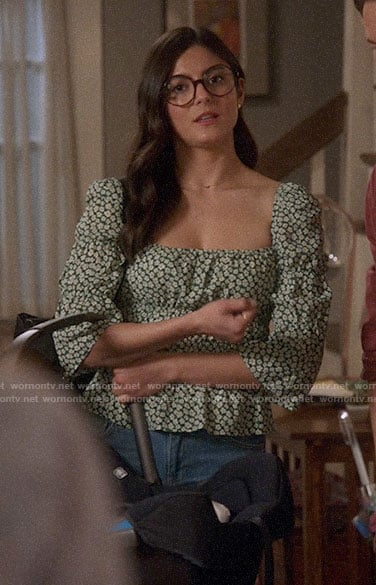 Lisa's green floral top on Splitting Up Together