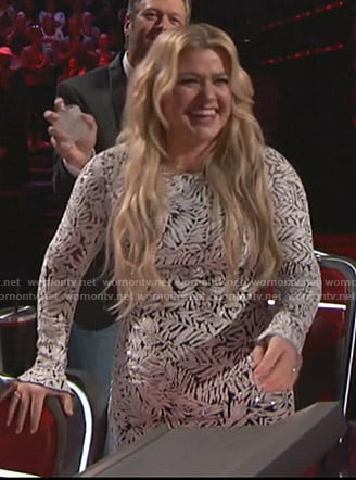 Kelly Clarkson's sequin leaf gown on The Voice