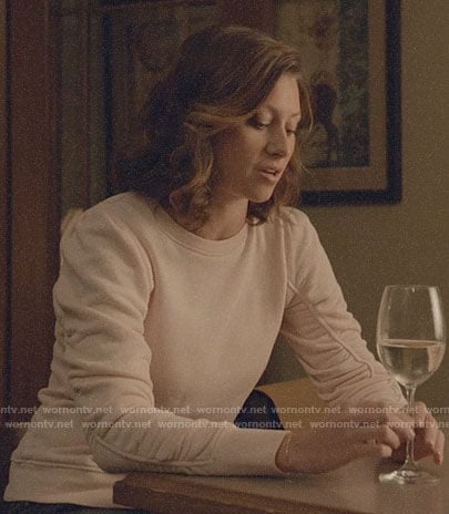 Peyton's blush pink sweatshirt with ruched sleeves on iZombie