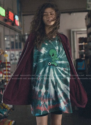 Rue's tie dye alien oversized t-shirt on Euphoria