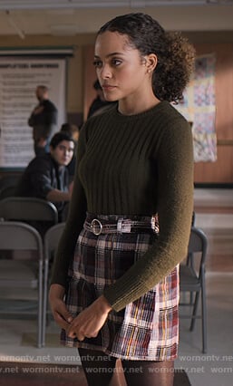 Tabitha's green ribbed sweater on Trinkets