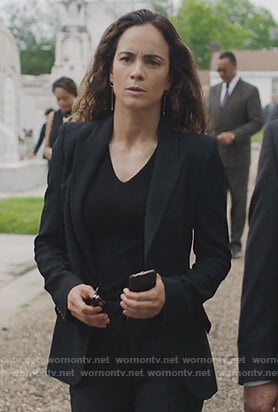 Teresa's black single breasted blazer on Queen of the South