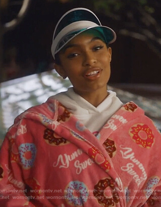 Zoey's pink donut print fleece robe on Grown-ish