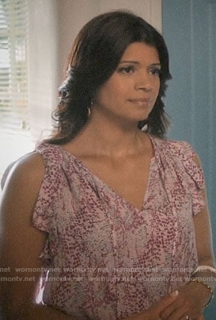 Xiomara's pink printed top on Jane the Virgin
