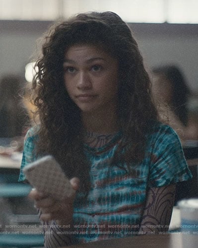 Rue's tie dye tee and swirl print top on Euphoria
