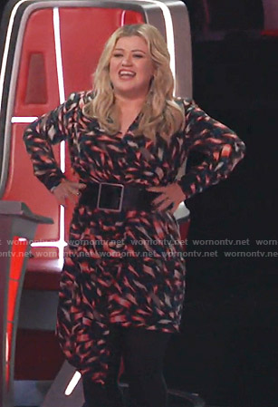 Kelly Clarkson's printed asymmetric dress on The Voice