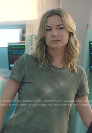 Nic's green tie-dye tee on The Resident