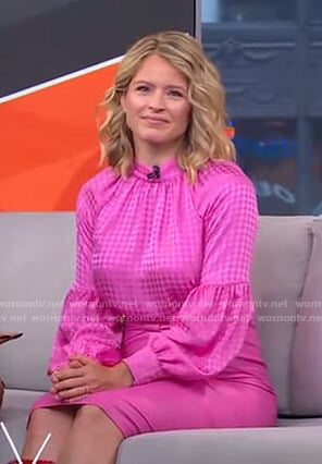 Sara's pink houndstooth blouse and pencil skirt on GMA Strahan Sara And Keke