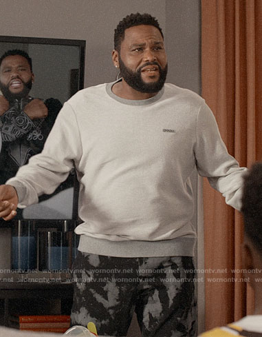 Andre's light grey sweatshirt on Black-ish